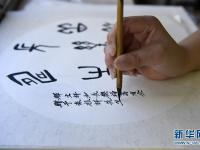 郑州24岁女孩病房窗台上“写字救母”