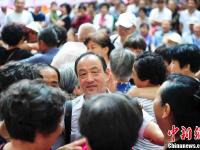 济南数百老年人赶会寻佳偶 期望牵手有缘人