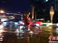 雷雨大风夜袭北京 局部路段积水严重