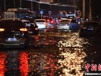 雷雨大风夜袭北京 局部路段积水严重