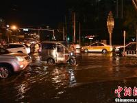 雷雨大风夜袭北京 局部路段积水严重