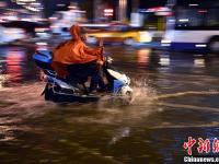 雷雨大风夜袭北京 局部路段积水严重