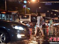 雷雨大风夜袭北京 局部路段积水严重