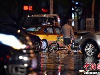 雷雨大风夜袭北京 局部路段积水严重