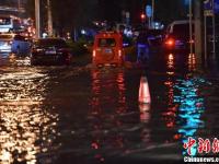 雷雨大风夜袭北京 局部路段积水严重