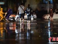 雷雨大风夜袭北京 局部路段积水严重