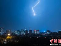 雷雨大风夜袭北京 局部路段积水严重