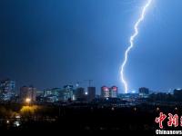 雷雨大风夜袭北京 局部路段积水严重