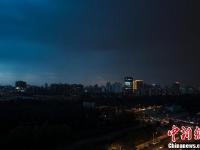 雷雨大风夜袭北京 局部路段积水严重