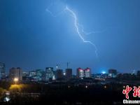 雷雨大风夜袭北京 局部路段积水严重