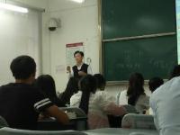 大学老师带脑瘫母亲上课 网友称