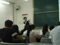 大学老师带脑瘫母亲上课 网友称