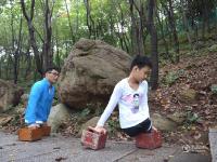 无腿少年与偶像用双手登山 近6小时登高900米