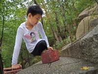 无腿少年与偶像用双手登山 近6小时登高900米