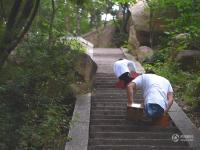无腿少年与偶像用双手登山 近6小时登高900米