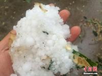 甘肃榆中突降冰雹 地上白茫茫一片