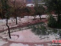 甘肃榆中突降冰雹 地上白茫茫一片