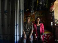 重庆夫妻天坑崖壁住20多年 维护景区环境