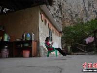 重庆夫妻天坑崖壁住20多年 维护景区环境