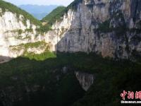 重庆夫妻天坑崖壁住20多年 维护景区环境