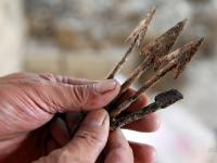 河北秦皇岛长城维修 发现古代烟袋等生活用品