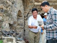 河北秦皇岛长城维修 发现古代烟袋等生活用品