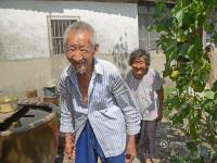 9旬老农夫妇的田园生活 一粒玉米都要捡起