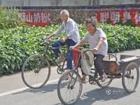 9旬老农夫妇的田园生活 一粒玉米都要捡起