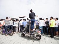 杭州观潮者齐聚江边争睹钱塘江大潮
