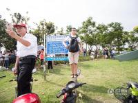 杭州观潮者齐聚江边争睹钱塘江大潮