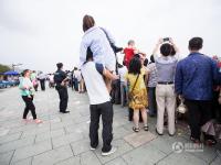 杭州观潮者齐聚江边争睹钱塘江大潮