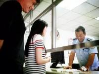 华裔女孩22年前被弃天坛公园 从美国返京寻亲