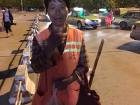 环卫工捡到钱包 凌晨冷风中等失主1小时