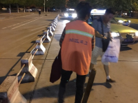 环卫工捡到钱包 凌晨冷风中等失主1小时
