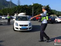 深圳开出首张“冲绿灯”罚单 一次300元