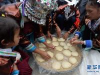  苗族村民欢庆舂粑节