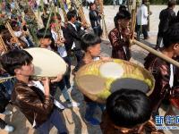  苗族村民欢庆舂粑节