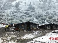  稻城亚丁九月飘雪银装素裹