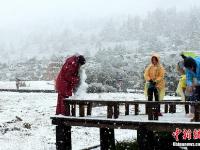  稻城亚丁九月飘雪银装素裹