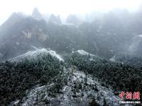 四川稻城亚丁九月飘雪银装素裹