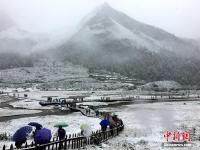 四川稻城亚丁九月飘雪银装素裹