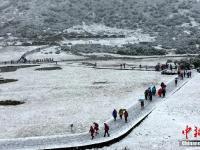 四川稻城亚丁九月飘雪银装素裹