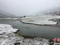 四川稻城亚丁九月飘雪银装素裹