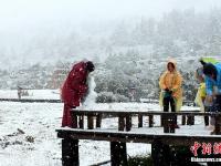 四川稻城亚丁九月飘雪银装素裹