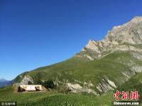 全球首家无墙无顶酒店开业 抬头是天四面是风景
