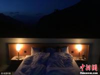 全球首家无墙无顶酒店开业 抬头是天四面是风景