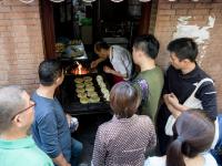 上海老伯34年只做葱油饼 美味惊动BBC