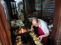 上海老伯34年只做葱油饼 美味惊动BBC