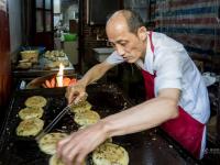上海老伯34年只做葱油饼 美味惊动BBC