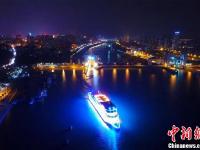 游轮夜游长江三峡 船似珍珠美如画